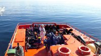 Llegan al puerto de Almería los 32 rescatados de una patera cerca de la isla de Alborán