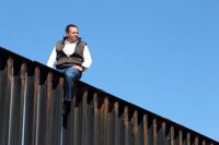 Un diputado mexicano escala la valla en la frontera de EEUU para demostrar a Trump "lo absurdo" de su plan