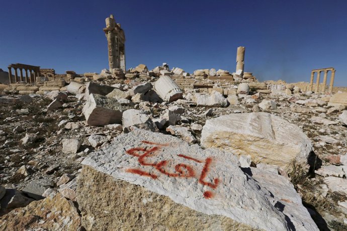 Palmira con grafiti de Estado Islámico