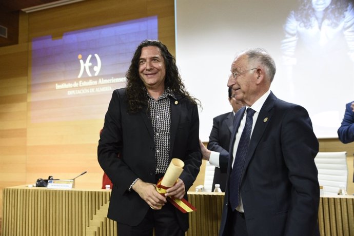 El guitarrista 'Tomatito' con su Escudo de Oro y nombramiento de honor del IEA.