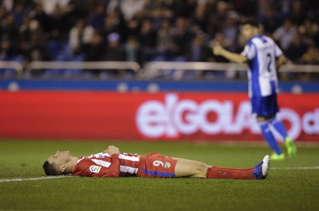 Fernando Torres tendido en Riazor tras quedar incosciente