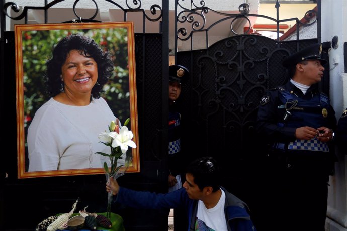 Homenaje a Berta Cáceres en la embajada de Honduras en México