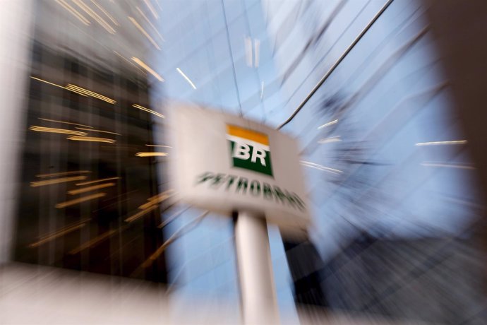El logo de Petrobras en las oficinas de Sao Paulo Brasil 