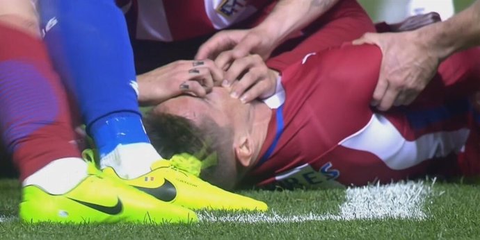 Fernando Torres, inconscient sobre la gespa de Riazor