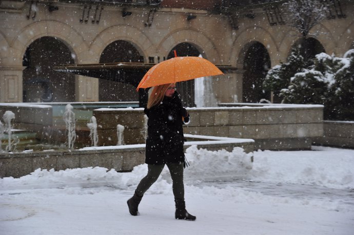 Una mujer camina por las calles nevadas de Teruel