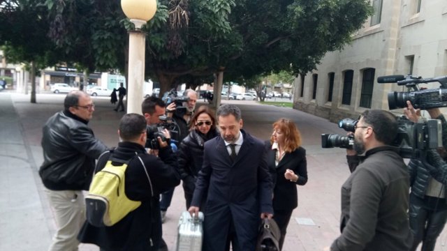 María Antonio, hija de Mari Carmen y Vicente Sala, a la llegada a los juzgados