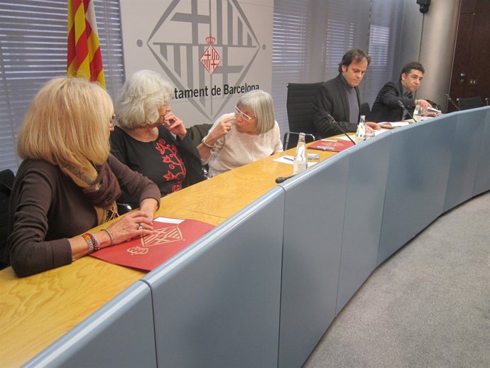 Jaume Asens amb tres germanes de Puig Antich i David Bondia