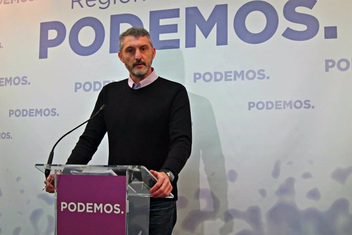 Oscar Urralburu en la sede de Podemos 