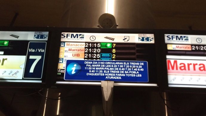 Paneles informativos de SFM en la estación intermodal anunciando restricciones