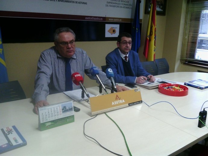 De La Roza (izquierda), en rueda de prensa. 