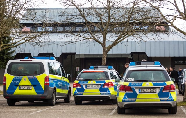Cotxes de policia davant l'ajuntament de la ciutat de Gaggenau, a Alemanya