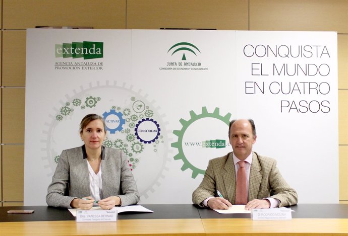 Vanessa Benad, de Extenda, y Rodrigo Molina del Banco Sabadell