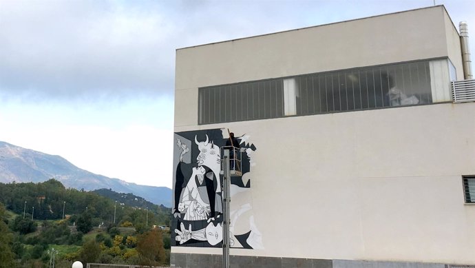Nuevo mural artístico en Estepona sobre el Guernica de Picasso