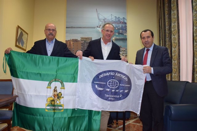 Entrega de la bandera de Andalucía para expedición Desafío Ártico