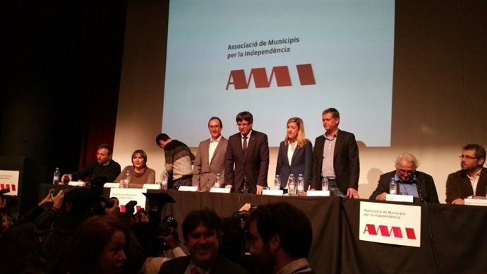 Núria Lloveras (AMI), pres. Carles Puigdemont, en l'assemblea general de l'AMI