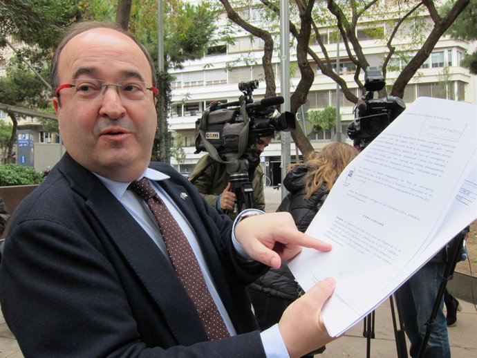 El primer secretari del PSC, Miquel Iceta, amb el dictamen del CGE
