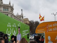 La caravana de Hazte Oír puede seguir circulando pero la Policía les denuncia por contravenir la ordenanza de publicidad