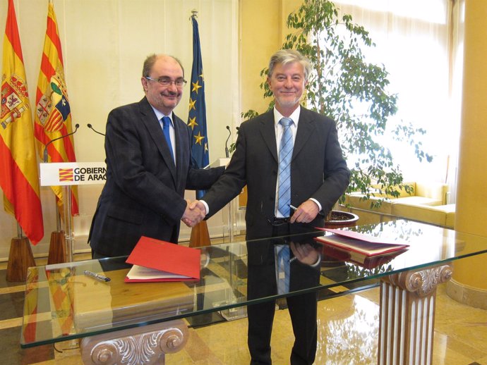 Javier Lambán y Pedro Santisteve tras firmar el acuerdo de la Ley de Capitalidad