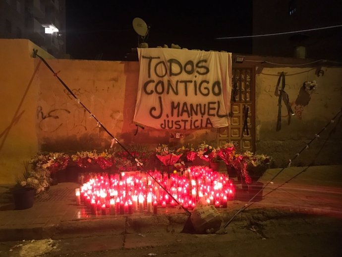 Velas y flores en la zona donde un joven ha sido asesinado en Granada