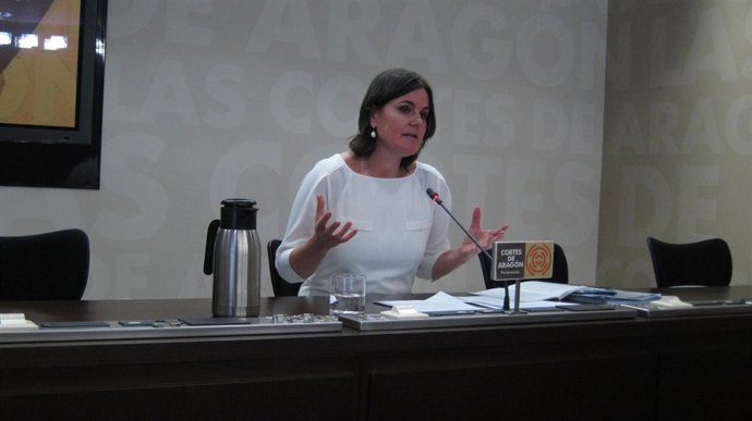 La diputada del PAR, Elena Allué, en rueda de prensa en las Cortes