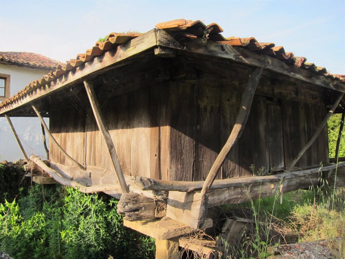 Hórreo en la parroquia de Manzaneda, Gozón.                  