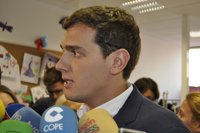 Albert Rivera dice que "jurídicamente" no se puede apartar a los imputados por corrupción