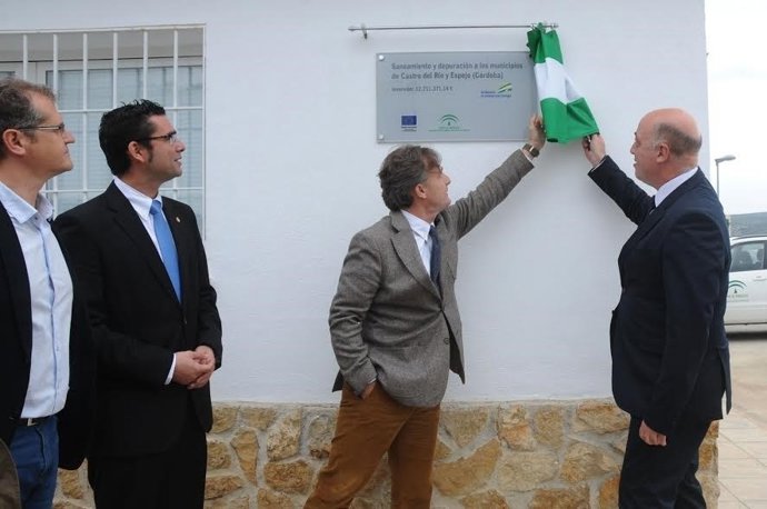 Ruiz (izda.) y Fiscal (centro), durante la inauguración de la nueva EDAR