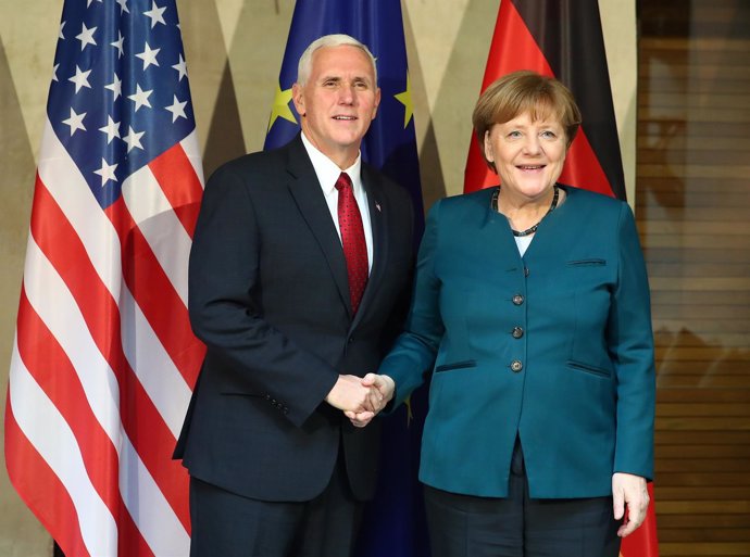 Merkel y el vicepresidente estadounidense, Mike Pence