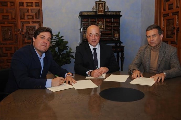 Ruiz (centro) y Barrera (izda.) firman el convenio