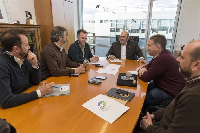 Oria con representantes de ONG conservacionistas 