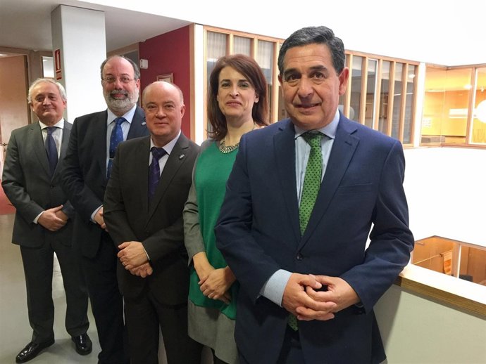 Julio Sanz, en primer plano, nuevo presidente de la Abogacía. 