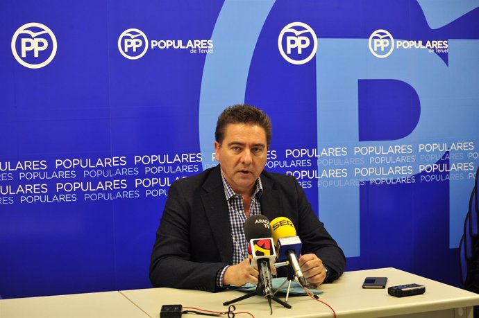 El diputado del PP, Miguel Ángel Lafuente, en rueda de prensa en Teruel