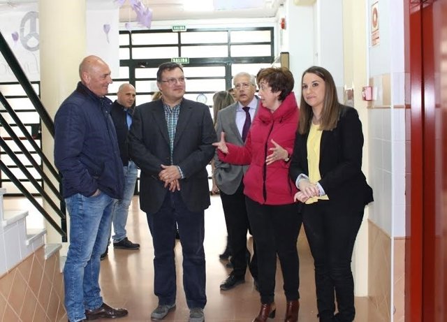 Ruiz (dcha.) y Carmona, durante la visita a uno de los centros educativos