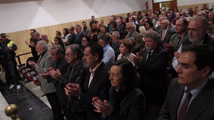 Celebración del Pleno por la muerte de Andrés Ocaña con los exalcaldes al frente