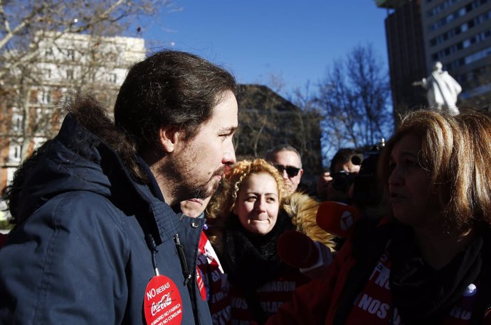 Pablo Iglesias con los trabajadores de Coca-Cola frente al Tribunal Supremo