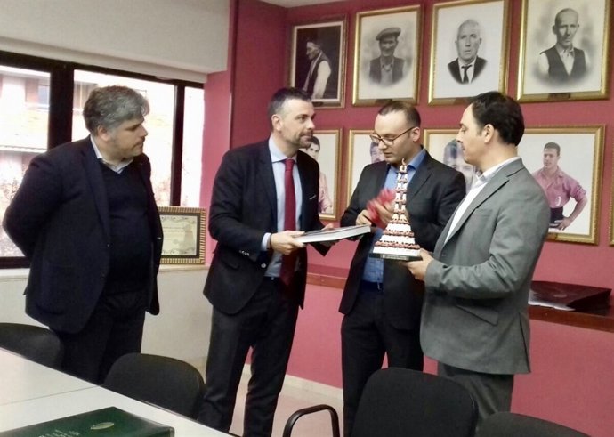 Elconseller S.Vila, en signatura de cessió del fons Colla Vella Xiquets de Valls