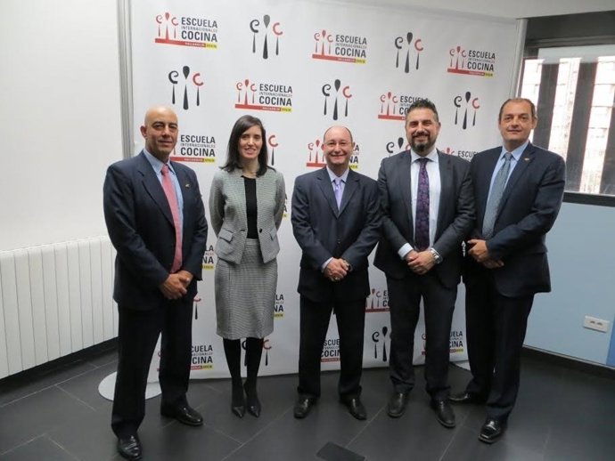 Firma del acuerdo de la Escuela de Cocina de Valladolid con 22 cámaras