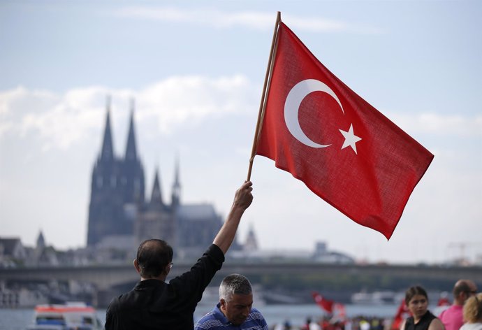 Un seguidor turco de Erdogan en la ciudad alemana de Colonia 