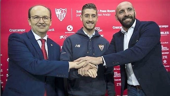 Sergio Escudero renueva con el Sevilla FC 