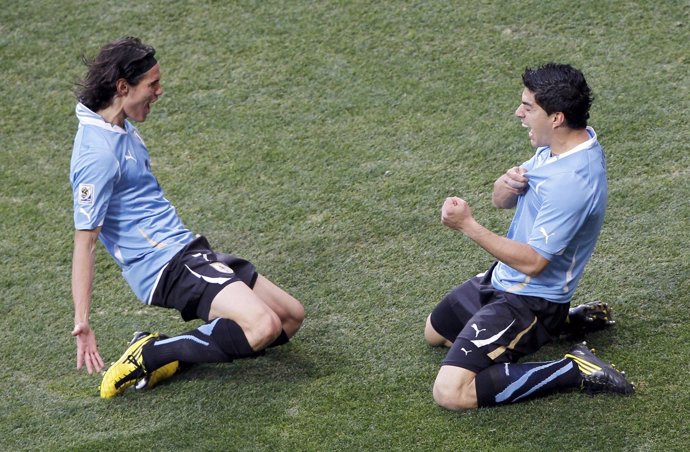 Edinson Cavani y Luis Suárez celebra un gol con Uruguay