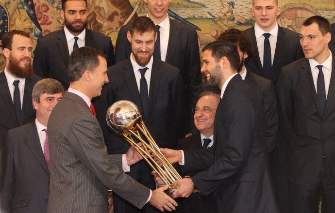 El Rey Felipe VI recibe al Real Madrid de baloncesto por la Copa 