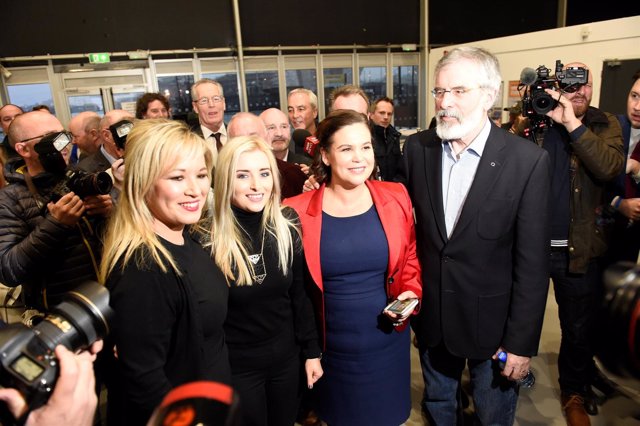  Sinn Fein, Michelle O'neill Junto A Gerry Adams 