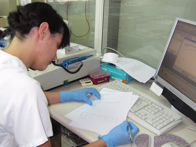 Una mujer trabajando en un laboratorio