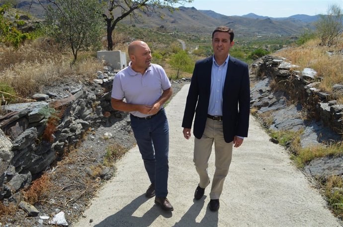 Javier Aureliano García ha visitado la actuación en una carretera de Senés.
