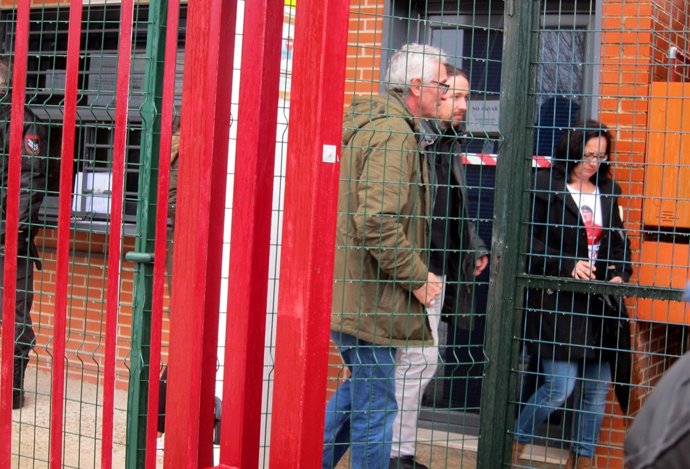 Iglesias (c), al costat de Cañamero i familiars de Bódalo, surt de la presó de J