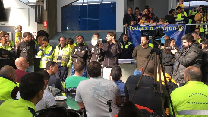 Joan Giner (SíQueEsPot) en l'assemblea d'estibadores de Barcelona