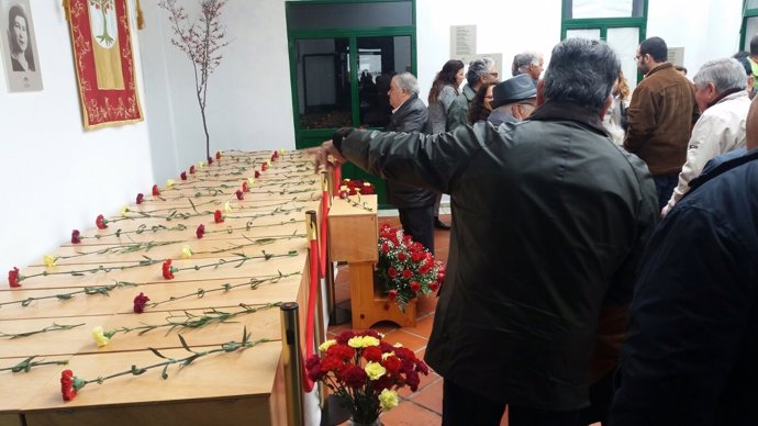 Acto en memoria de víctimas del franquismo en El Madroño (Sevilla)