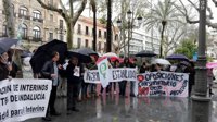 Más de un centenar de docentes interinos se concentran en Sevilla contra la "incertidumbre" y piden "estabilidad"