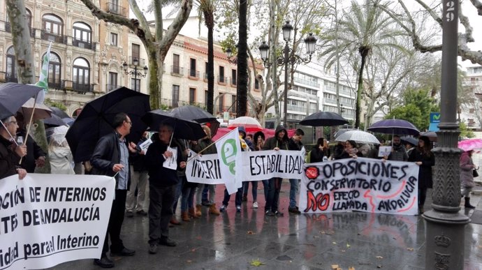 Docentes interinos concentrados en Sevilla contra la "incertidumbre"