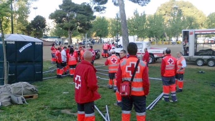 Voluntarios de Cruz Roja en el montaje del dispositivo de la Cincomarzada.